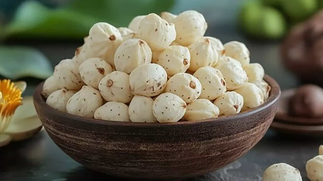 డయాబెటిక్ రోగులు: మఖానాను తక్కువ గ్లైసెమిక్ ఇండెక్స్ ఆహారంగా పరిగణిస్తున్నప్పటికీ, దీన్ని ఎక్కువ మొత్తంలో తినడం వల్ల రక్తంలోని షుగర్ లెవెల్స్లో మార్పులు వస్తాయి. కాబట్టి, డయాబెటిస్ ఉన్న వారు వీటిని వైద్యులు చెప్పినన మోతాదులోనే తీసుకోండి, లేదంటే వాటికి ఆల్టర్నేట్గా ఉండే ఫుడ్ను తినండి.