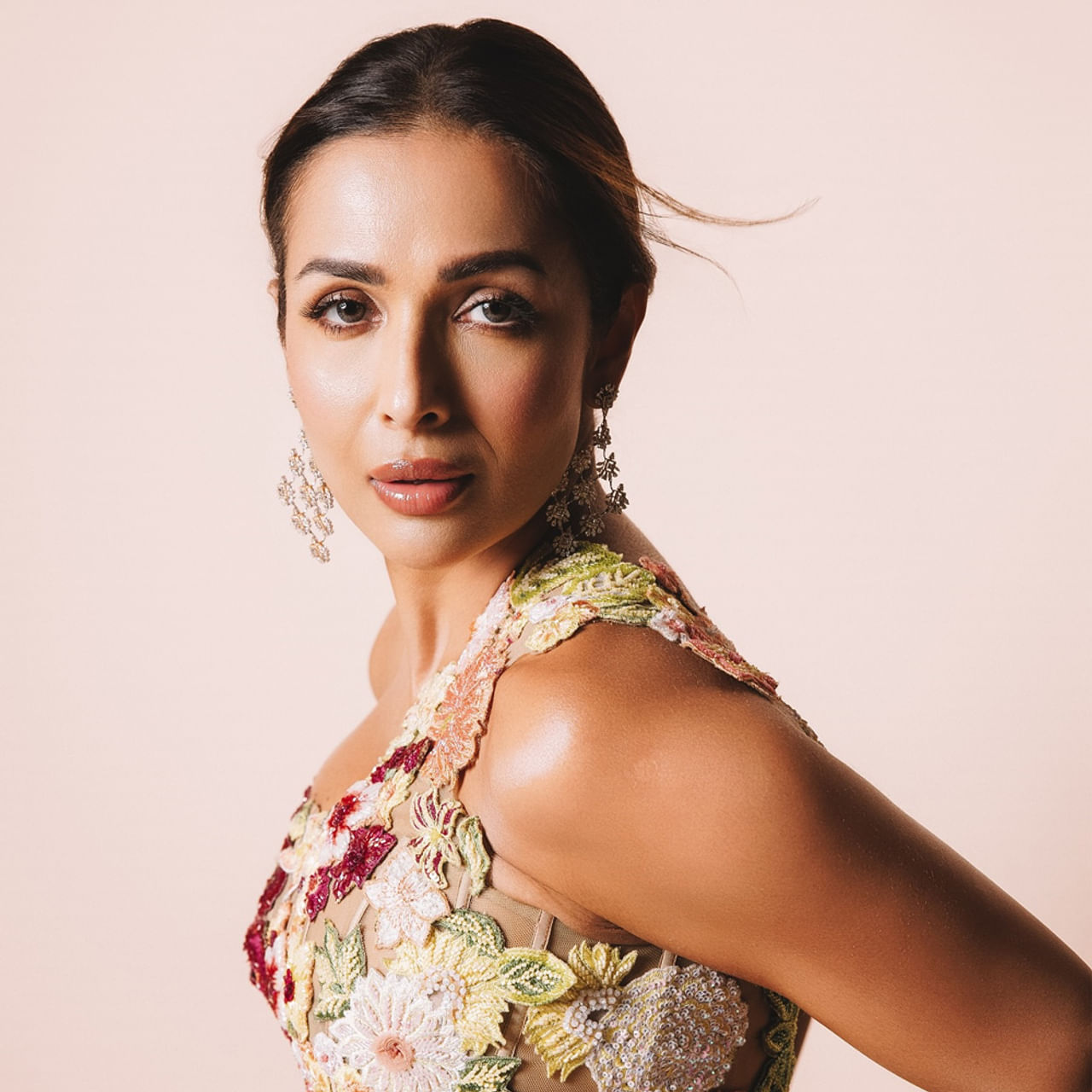 బాలీవుడ్ ఇండస్ట్రీని ఓ ఊపు ఊపేసింది. స్పెషల్ పాటలతో యువతను ఆకట్టుకుంది. అందం, అభినయంతో కట్టిపడేసింది. 51 ఏళ్ల వయసులోనూ ఈ అమ్మడు హవా ఏమాత్రం తగ్గడం లేదు. ఇంతకీ ఆ బ్యూటీ ఎవరంటే..
