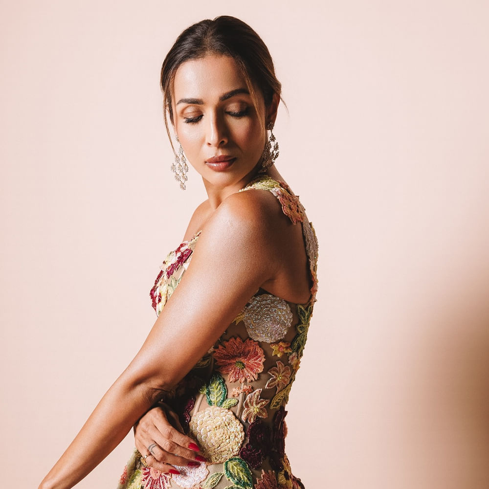 ఆమె మరెవరో కాదు.. హీరోయిన్ మలైకా అరోరా. అటు గ్లామర్.. ఇటు వ్యాపారరంగాల్లోనూ సత్తా చాటుతుంది. మలైకా అపార్ట్‌మెంట్ లోఖండ్‌వాలాలోని రన్‌వాల్ ఎలిగంటే అనే హై-రైజ్ సొసైటీలోని 15వ అంతస్తులో నివసిస్తుంది. 
