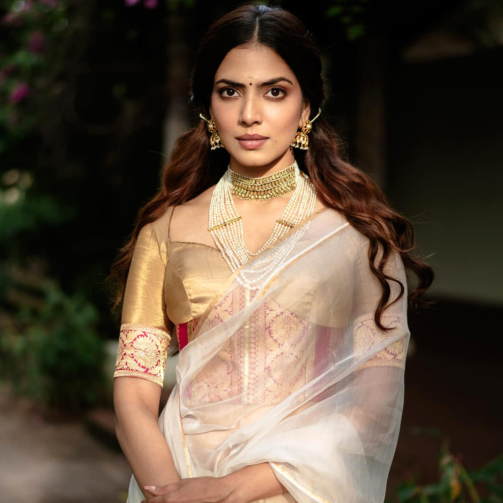 కానీ బాలీవుడ్ ఇండస్ట్రీలో రాణించాలంటే స్లిమ్ గా ఉండాల్సిందేనని.. అక్కడ ఫిట్నెస్ కు చాలా డిమాండ్ ఉంటుందని తెలిపింది. భారతీయ సినిమాలో రకరకాల ప్రమాణాలు ఉన్నాయని.. బరువు తగ్గినా, స్లిమ్ అయినా తెలుగు, తమిళంలో కాంప్లిమెంట్స్ మాత్రం వస్తాయని.. మలయాళంలో మాత్రం బొద్దుగా ఉంటే బాగుంటుందని చెబుతారని తెలిపింది.