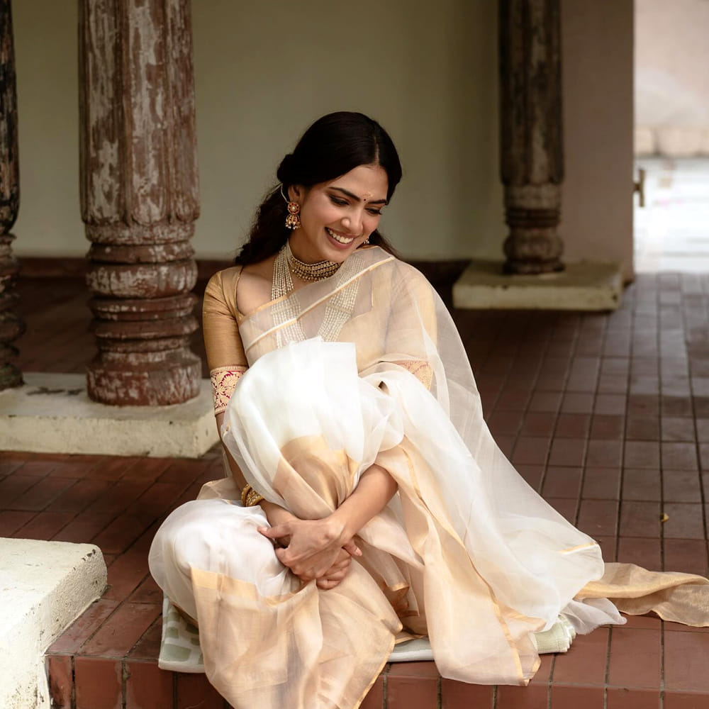 ఇదిలా ఉంటే గతంలో ఇండస్ట్రీలలో హీరోయిన్స్ పట్ల వచ్చే ట్రోల్స్, విమర్శలపై ఆసక్తికర కామెంట్స్ చేసింది.చాలా సన్నగా ఉండడం వల్ల మలయాళంలో తాను ట్రోల్స్ ఎదుర్కొన్నానని చెప్పుకొచ్చింది. తెలుగు, తమిళంలో సన్నగా ఉన్న కాంప్లిమెంట్స్ వస్తాయని.. కాస్త లావుగా ఉన్న కూడా ఎలాంటి ఇబ్బంది ఉండదని తెలిపింది.