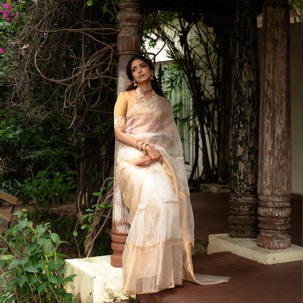 ధనుష్, విజయ్ దళపతి వంటి స్టార్ హీరోలతో కలిసి నటించిన మాళవిక.. ఇప్పుడు తెలుగులోకి ఎంట్రీ ఇవ్వనుంది. ప్రస్తుతం యంగ్ రెబల్ స్టార్ ప్రభాస్ హీరోగా నటిస్తున్న రాజాసాబ్ చిత్రంలో నటిస్తుంది. కొద్ది రోజులుగా ఈ మూవీ షూటింగ్ జరుగుతుంది. ఈ చిత్రం తర్వాత మాళవిక టాలీవుడ్ ఇండస్ట్రీలో రాణిస్తుందేమో చూడాలి.