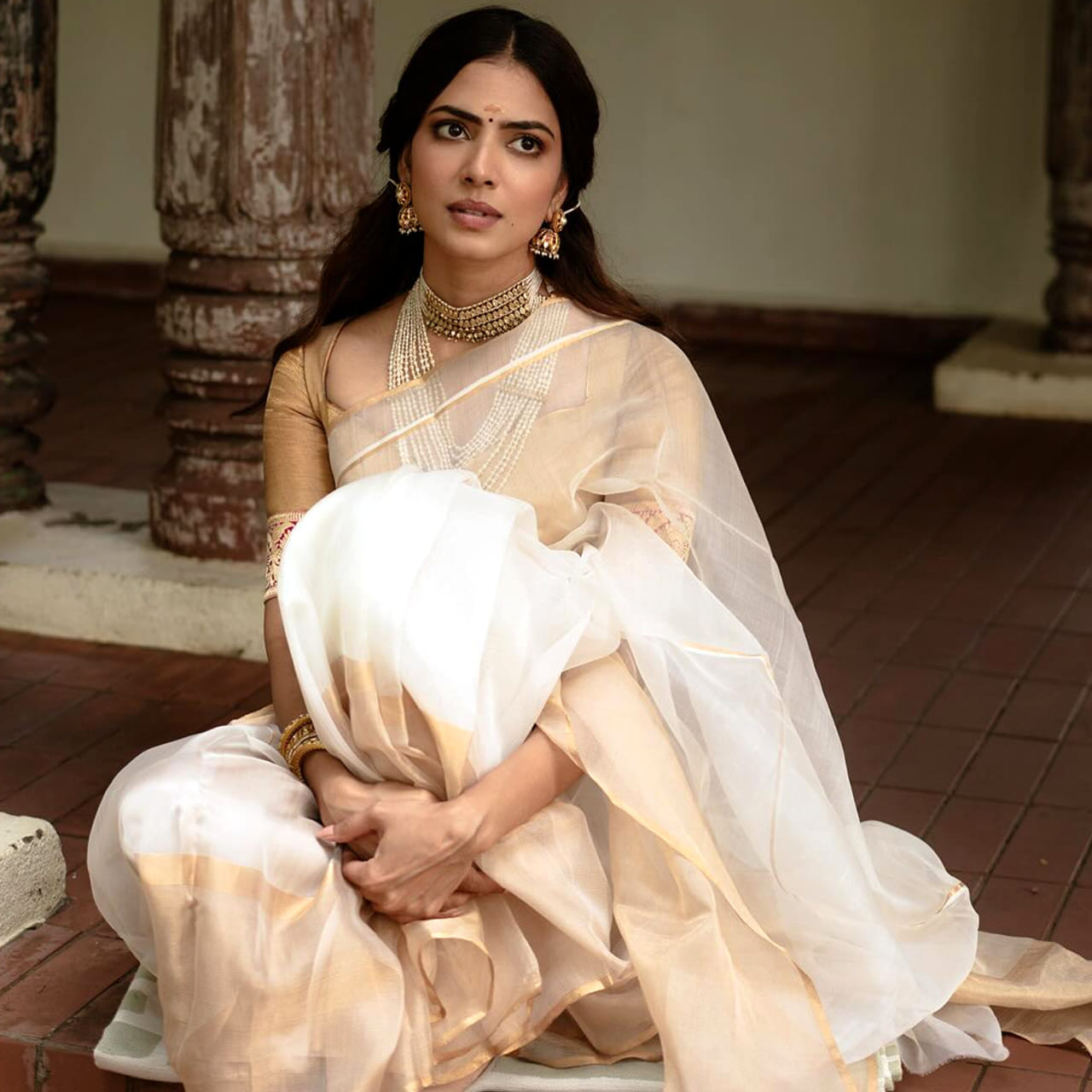 అతి తక్కువ సమయంలోనే సౌత్ ఇండస్ట్రీలో పాపులర్ అయిన హీరోయిన్ మాళవిక మోహనన్. 2013లో బట్టం బోలే సినిమాతో మలయాళీ సినీరంగంలోకి అడుగుపెట్టింది. ఆ తర్వాత కార్తీక్ సుబ్బరాజు దర్శకత్వంలో రజినీకాంత్ హీరోగా నటించిన పెట్టా చిత్రంలో కనిపించింది. ఈ మూవీతో తమిళం ప్రేక్షకులను ఆకట్టుకున్న ఈ ముద్దుగుమ్మ.. ఆ తర్వాత కోలీవుడ్ ఇండస్ట్రీలో వరుస ఆఫర్స్ అందుకుంది