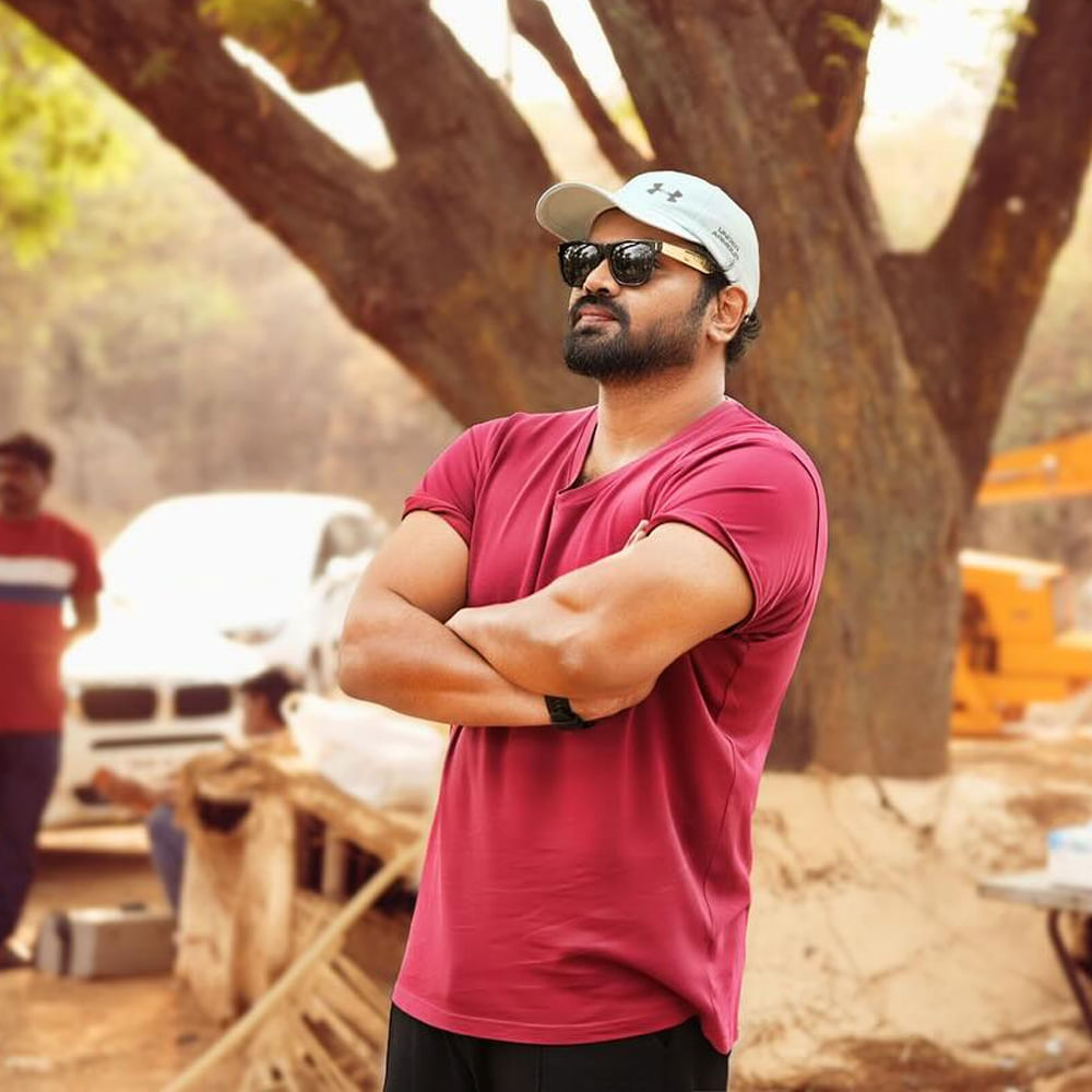 ఆ మధ్య కుటుంబంతో విభేదాల నేపథ్యంలో అన్న విష్ణు నటించిన కన్నప్ప సినిమాపై సెటైర్లు కూడా వేసారు మనోజ్. కానీ ఇప్పుడు అదే విష్ణు మిరాయ్ టీంకు ఆల్ ది బెస్ట్ అని ట్వీట్ చేస్తే.. థ్యాంక్యూ అన్న అని రిప్లై ఇచ్చి ప్రేమను చూపించారు మనోజ్. 