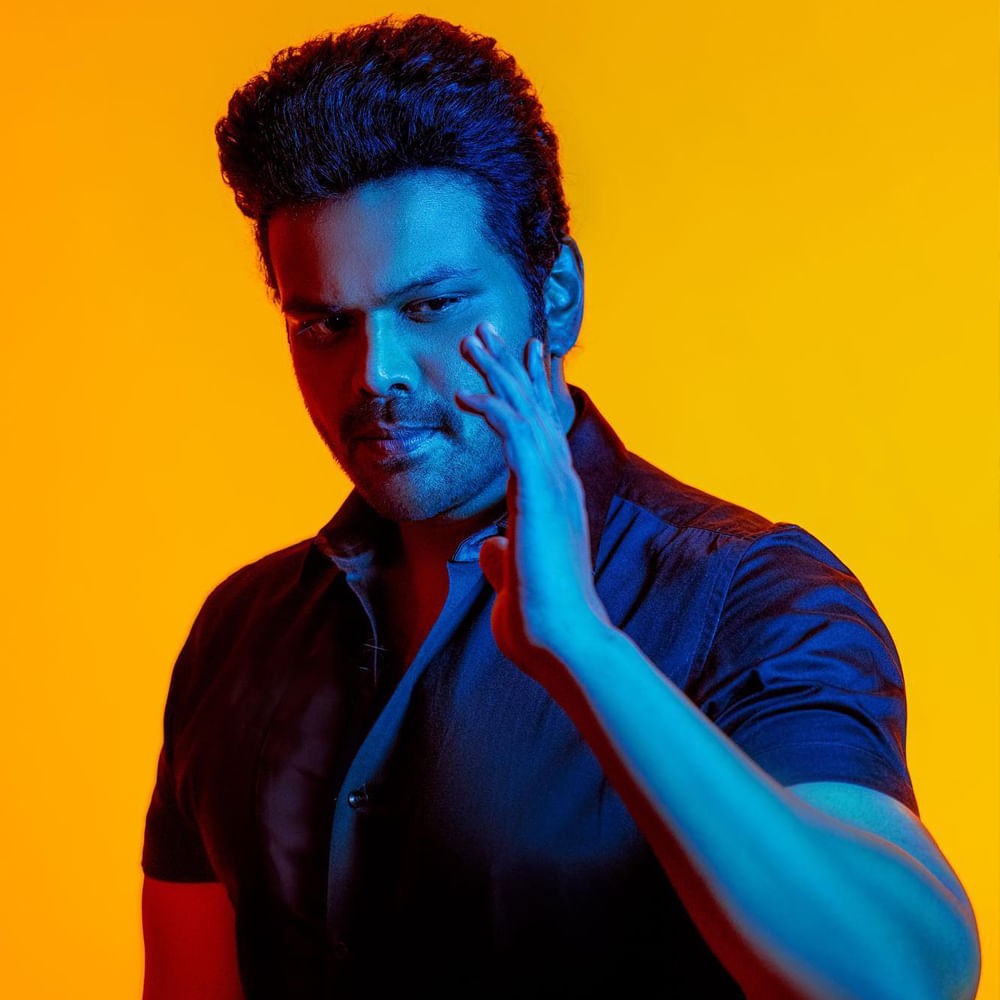 మొత్తానికి ఇటు ప్రొఫెషనల్, అటు పర్సనల్‌గా కరెక్ట్ రూట్‌లోనే ఉన్నారీయన. మరి ఈ సక్సెస్ అన్నాదమ్ములను కూడా కలుపుతుందేమో చూడాలి.  