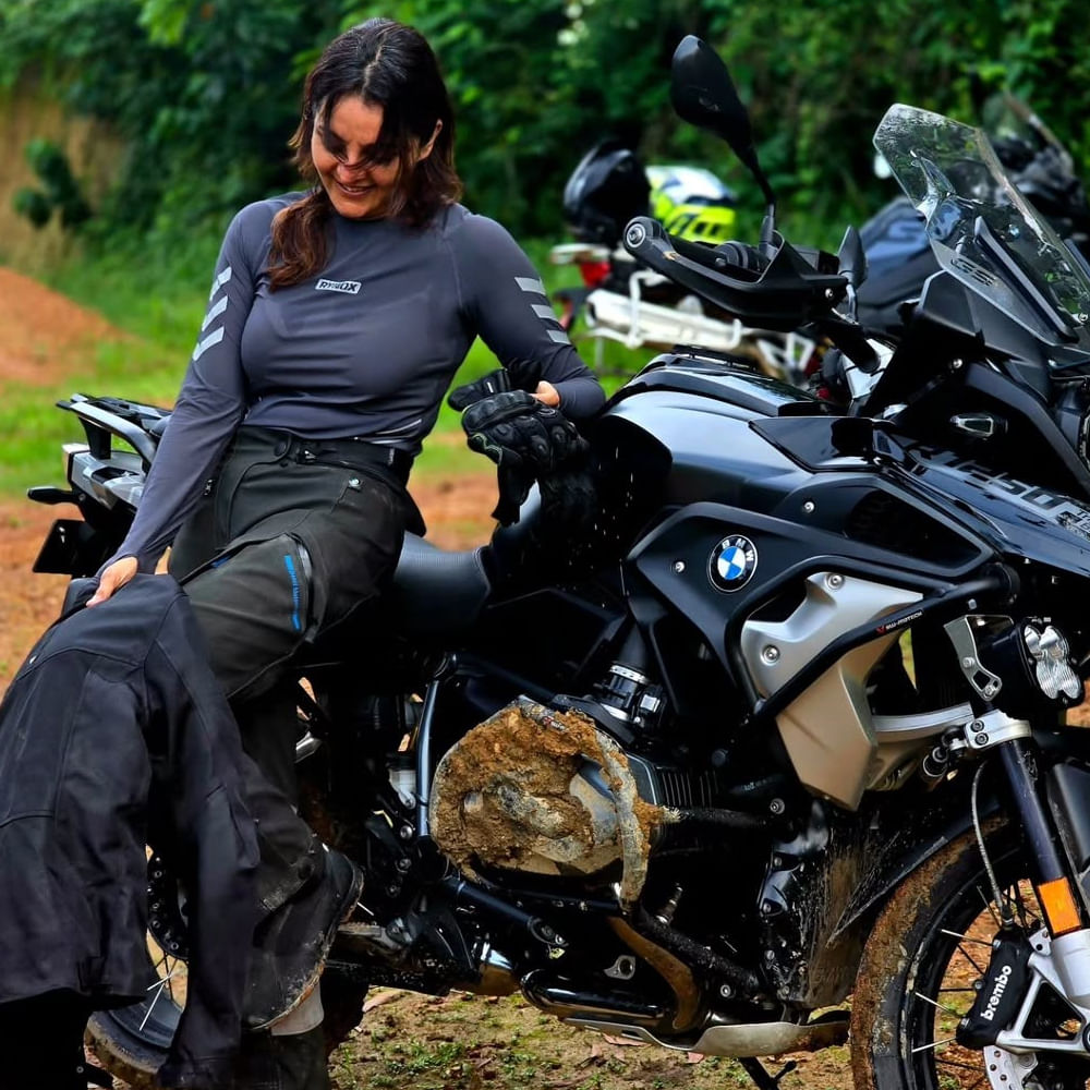  నివేదికల ప్రకారం ఆమె ప్రతి ఎండార్స్‌మెంట్‌కు దాదాపు రూ. 75 లక్షలు అందుకుంటుంది.  మంజు వారియర్ కు బైక్ లు అంటే చాలా ఇష్టం. ఆమె వివిధ మోడళ్ల బైక్ లను సేకరించడానికి ఇష్టపడుతుంది.  ఇటీవలే దాదాపు రూ. 21 లక్షల విలువైన BMW R 1250 GS ను కొనుగోలు చేసింది. 