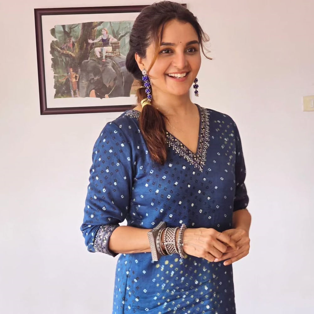 ఆమె మలయాళ చిత్రాలలోనే కాకుండా, ధనుష్ సరసన 'అసురన్',  అజిత్ కుమార్ సరసన 'తునైవు' వంటి తమిళ చిత్రాలలో కూడా నటించింది. ఆమెకు ఫేస్‌బుక్, ఇన్‌స్టాగ్రామ్, ట్విట్టర్ వంటి సోషల్ మీడియా ప్లాట్‌ఫామ్‌లలో భారీ ఫాలోయింగ్ సంపాదించుకుంది. 