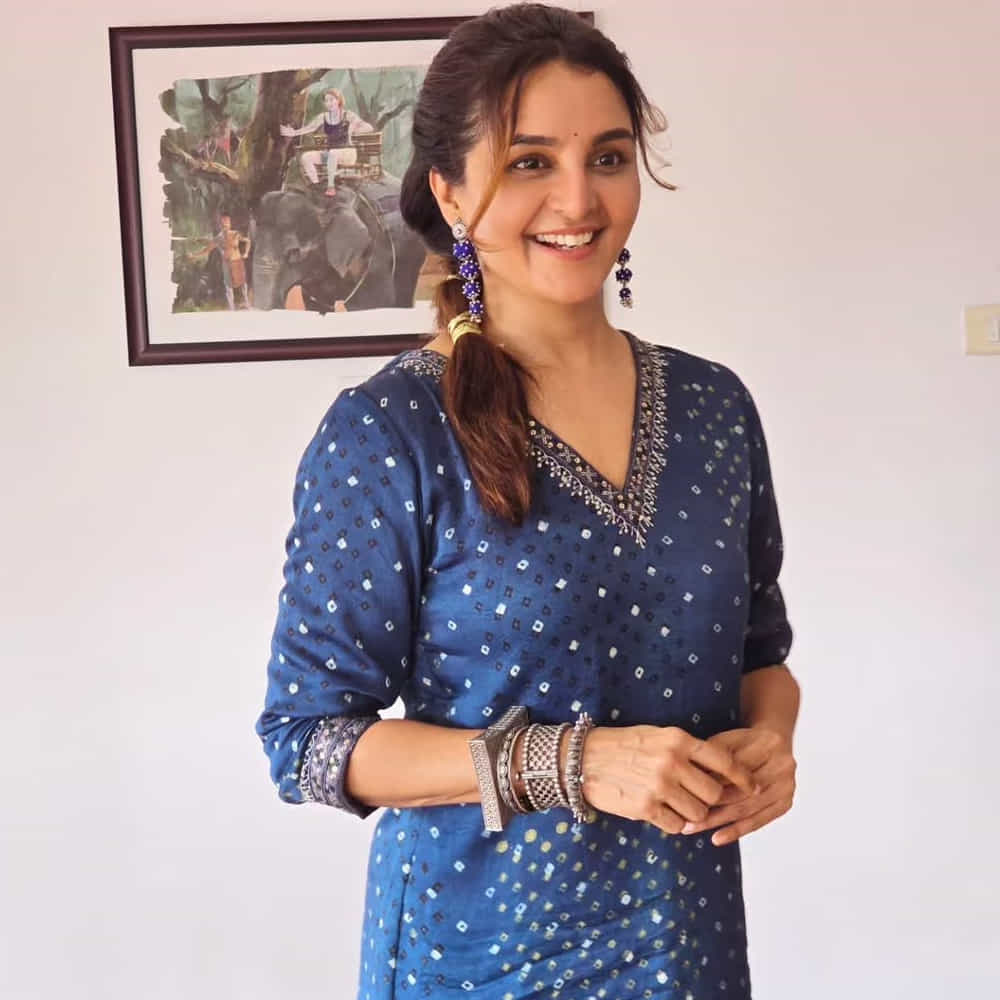 ఆమె మలయాళ చిత్రాలలోనే కాకుండా, ధనుష్ సరసన 'అసురన్',  అజిత్ కుమార్ సరసన 'తునైవు' వంటి తమిళ చిత్రాలలో కూడా నటించింది. ఆమెకు ఫేస్‌బుక్, ఇన్‌స్టాగ్రామ్, ట్విట్టర్ వంటి సోషల్ మీడియా ప్లాట్‌ఫామ్‌లలో భారీ ఫాలోయింగ్ సంపాదించుకుంది. 