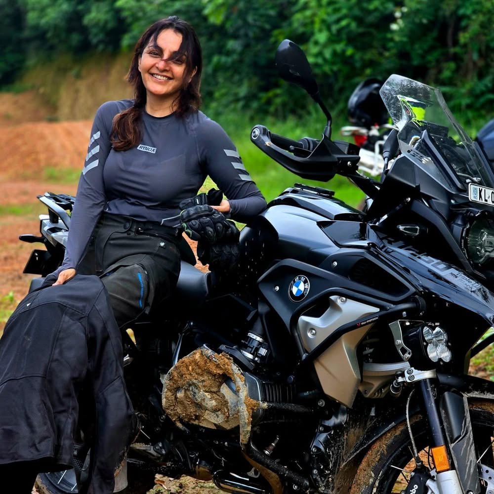  మంజు వారియర్ ఇప్పటికీ సినిమాల్లో విభిన్న పాత్రలకు ప్రాణం పోసింది. ప్రస్తుతం సోషల్ మీడియాలో వరుస పోస్టులతో యాక్టివ్ గా ఉంటుంది. ఆమెకు సంబంధించిన ఫోటోస్ ఆకట్టుకుంటున్నాయి. 