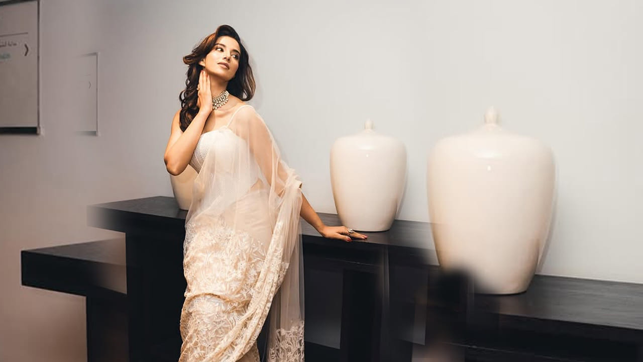 ఇక ఇప్పుడూ సోషల్ మీడియాలో చాలా యాక్టివ్గా ఉండే ఈ చిన్నది, తాజాగా కొన్ని బ్యూటిఫుల్ ఫొటోస్ షేర్ చేసింది. అందులో ఈ అమ్మడు అందం చూస్తే ఎవ్వరైనా ఫిదా అయిపోవాల్సిందే. వైట్ చీరలో చాలా క్యూట్గా కనిపించింది.