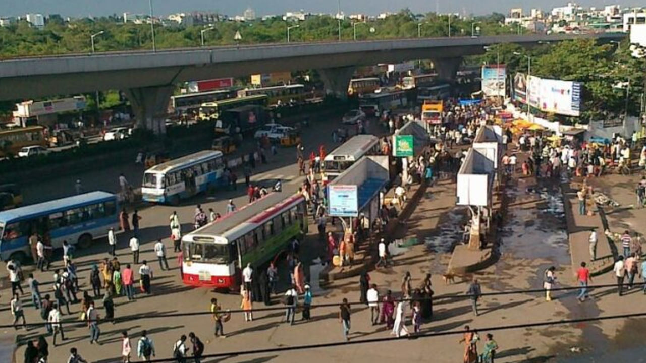 Hyderabad: రోడ్డు దాటుతూ ఒక్కసారిగా కేకలు వేసిన యువతి.. ఏంటా అని చూడగా..