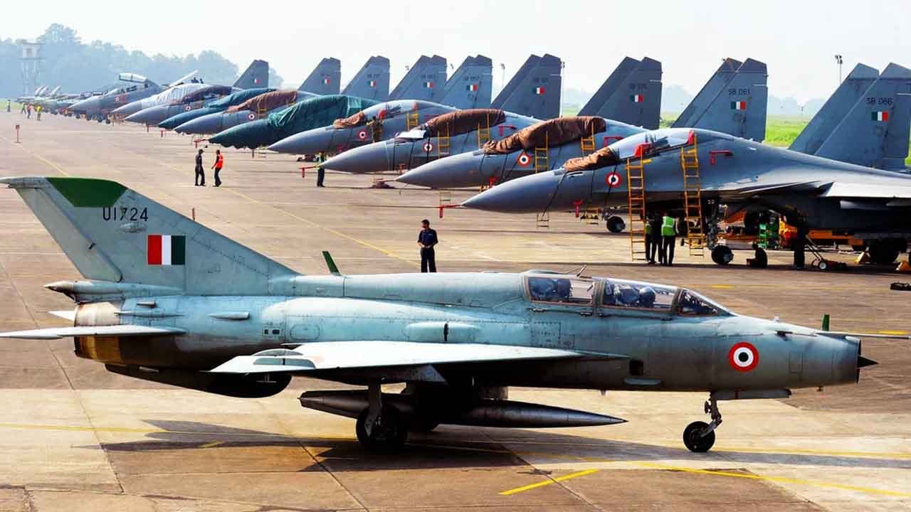 మిగ్-21 బైసన్ నంబర్ 3 స్క్వాడ్రన్ కోబ్రా, నంబర్ 23 స్క్వాడ్రన్ పాంథర్స్ నంబర్ ప్లేటింగ్ జరగబోతోంది. ఈ స్క్వాడ్రన్ల సంప్రదాయం ఇప్పుడు తేజస్‌తో ముడిపడి ఉంటుంది. మిగ్-21 బైసన్‌ను బైసన్‌గా అప్‌గ్రేడ్ చేయడం కూడా నంబర్ 3 స్క్వాడ్రన్ నుండి ప్రారంభమైంది. ఇప్పుడు మొదటి తేజస్ మార్క్-1A కూడా ఈ స్క్వాడ్రన్‌లో చేర్చబోతున్నారు. 