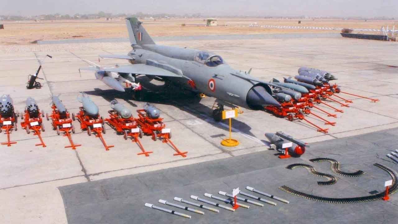 ప్రస్తుతం, భారత వైమానిక దళం 42 స్క్వాడ్రన్ల అవసరానికి వ్యతిరేకంగా 31 స్క్వాడ్రన్లపై మాత్రమే పనిచేస్తోంది. మిగ్-21 రెండు స్క్వాడ్రన్లను తొలగించిన తర్వాత, ఈ సంఖ్య 29కి తగ్గుతుంది. ఇది ఇప్పటివరకు అత్యల్పంగా ఉంటుంది. ఈ అంతరాన్ని పూడ్చడానికి, స్వదేశీ LCA తేజస్ మార్క్-1Aను చేర్చుతున్నారు.