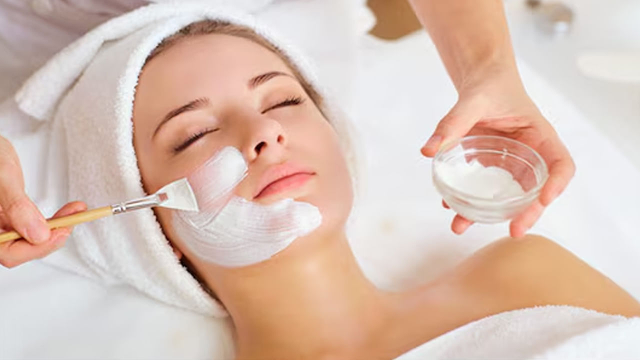 మీగడతో ముఖానికి మసాజ్‌ చేసుకుంటే రక్తప్రసరణ మెరుగుపడుతుంది. దీంతో చర్మం మరింత అందంగా, యవ్వనంగా మారుతుంది. ఇందుకోసం మీగడలో కొంచెం ఓట్స్‌ పొడి కలిపి చిక్కటి మిశ్రమం తయారు చేయాలి. దీన్ని ముఖానికి అప్లై చేస్తే చర్మం మృదువుగా మారుతుంది. ముడతలు తగ్గుతాయి. చర్మం ప్రకాశవంతంగా మారుతుంది.