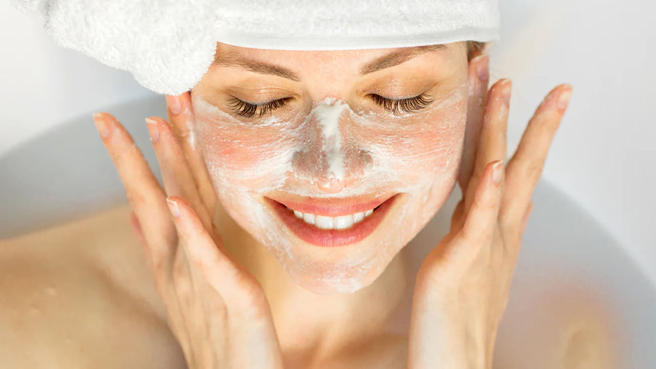 ఈ క్రీమ్ చర్మాన్ని లోతుగా తేమగా ఉండేలా చూస్తుంది. చర్మం పొడిబారకుండా నిరోధిస్తుంది. ఇది చర్మాన్ని మృదువుగా, తాజాగా ఉంచుతుంది. ఈ క్రీమ్‌లోని యాంటీ ఇన్ఫ్లమేటరీ లక్షణాలు మొటిమలు, మచ్చలను తగ్గించడంలో సహాయపడతాయి. ఇది చర్మానికి ఏకరీతి మెరుపును ఇస్తుంది.