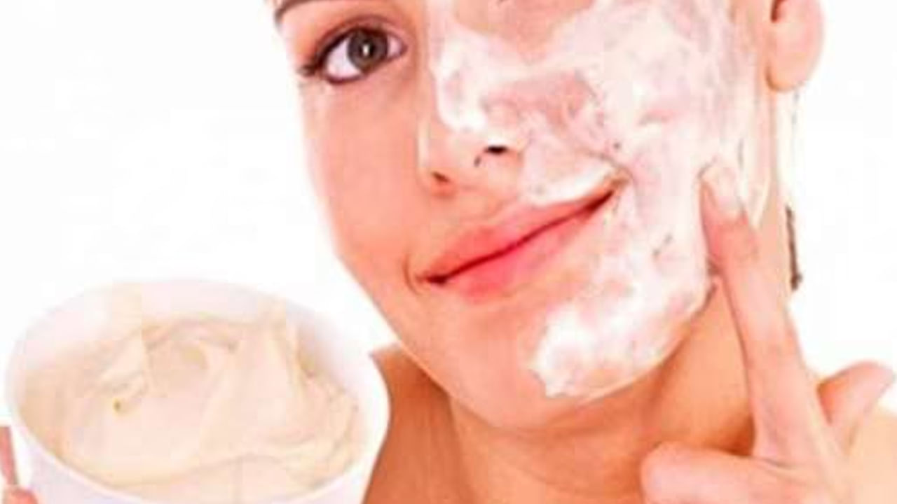 మిల్క్ క్రీమ్‌లోని కొవ్వు ఆమ్లాలు చర్మం కొల్లాజెన్‌ను ఉత్పత్తి చేయడంలో సహాయపడతాయి. ఇది చర్మాన్ని బిగుతుగా చేసి ముడతలను తగ్గిస్తుంది. ఇది చర్మాన్ని యవ్వనంగా, ఆరోగ్యంగా ఉంచడంలో చాలా సహాయపడుతుంది.