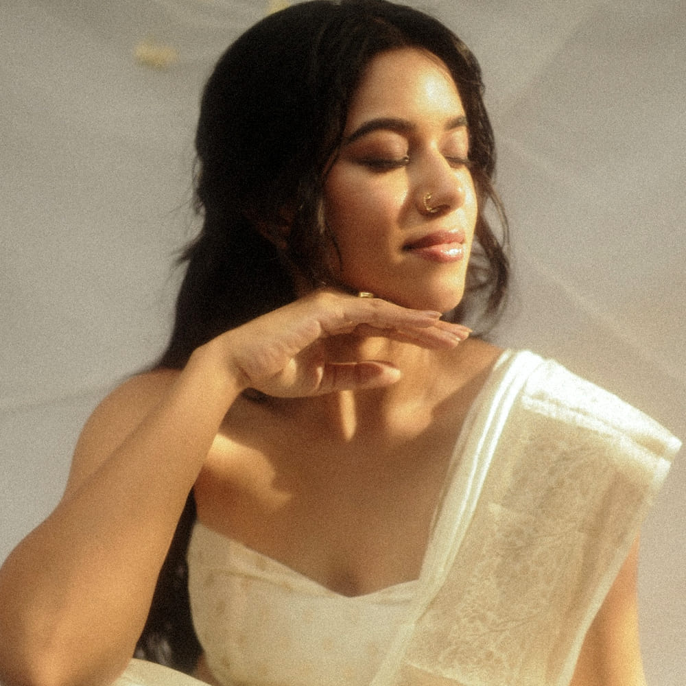 ఈ అమ్మడు 2019లో విడుదలైన సూపర్ డీలక్స్ సినిమా ద్వారా సినీరంగం లోకి అడుగు పెట్టింది. ఆతర్వాత వరుస ఆఫర్స్ అందుకుంది. మొదట్లో మృణాళిని రవి సోషల్ మీడియాలో డబ్స్మాష్తో వీడియోలు చేస్తూ పాపులర్ అయ్యింది.