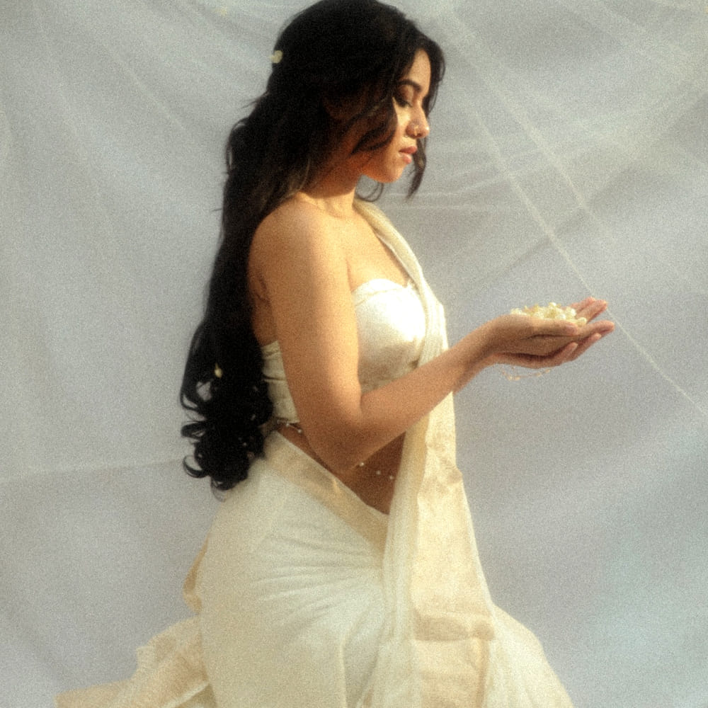 తమిళ్ తెలుగు భాషల్లో ఈ బ్యూటీకి క్రేజీ ఆఫర్స్ వచ్చాయి. ఇక తెలుగులో ఆర్గానిక్ మామ హైబ్రీడ్ అల్లుడు, మాయ మశ్చేంద్ర, లవ్ గురు సినిమాల్లో నటించింది. అలాగే తమిళ్ లో విశాల్ ఎనిమి, విక్రమ్ కోబ్రా సినిమాల్లోనూ నటించింది.