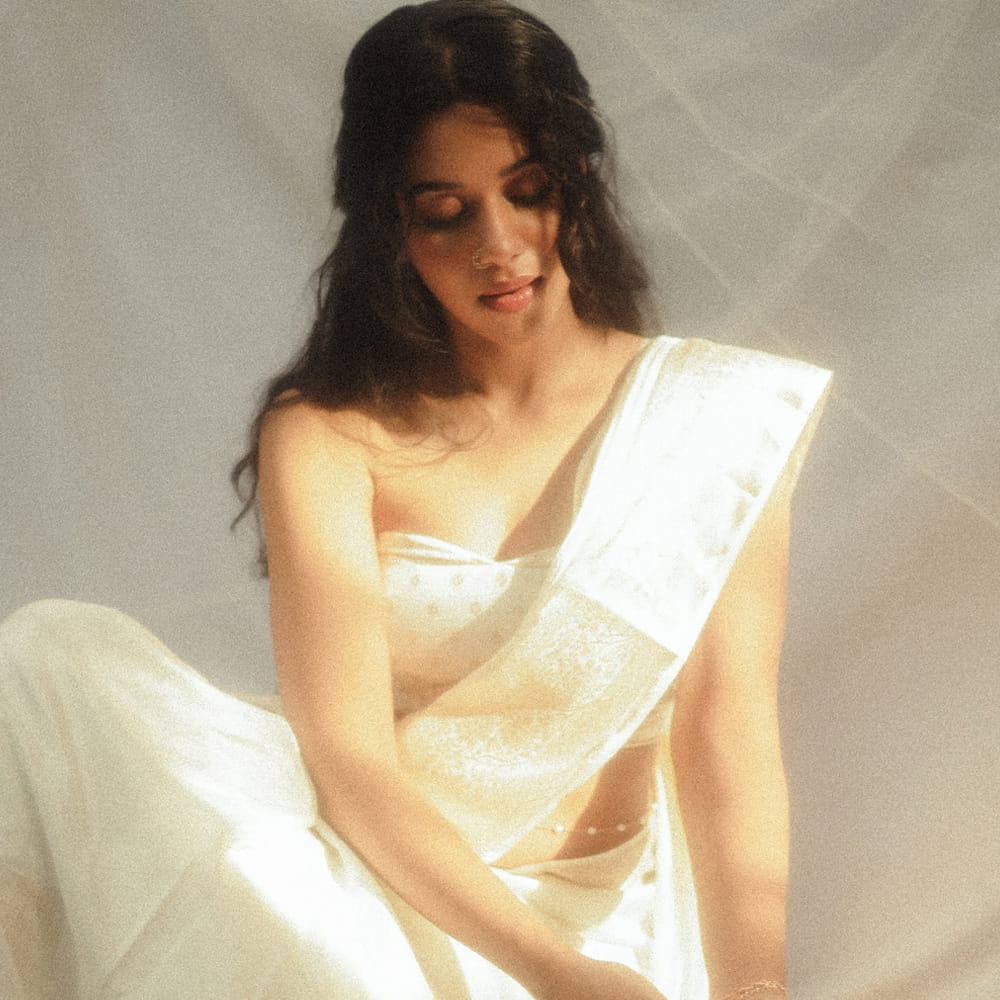 ఇక ఈ అమ్మడు ఇప్పుడు సోషల్ మీడియాతో ఫుల్ బిజీగా గడిపేస్తుంది. తాజాగా ఈ చిన్నది షేర్ చేసిన ఫోటోలు సోషల్ మీడియాను షేక్ చేస్తున్నాయి. అందాలు ఆరబోస్తూ.. వయ్యారాలు ఒలకబోస్తూ ఫోటోలకు ఫోజులిస్తుంది ఈ చిన్నది. తాజాగా ఈ భామ షేర్ చేసిన ఫోటోలు క్యూట్ గా ఉన్నాయి.