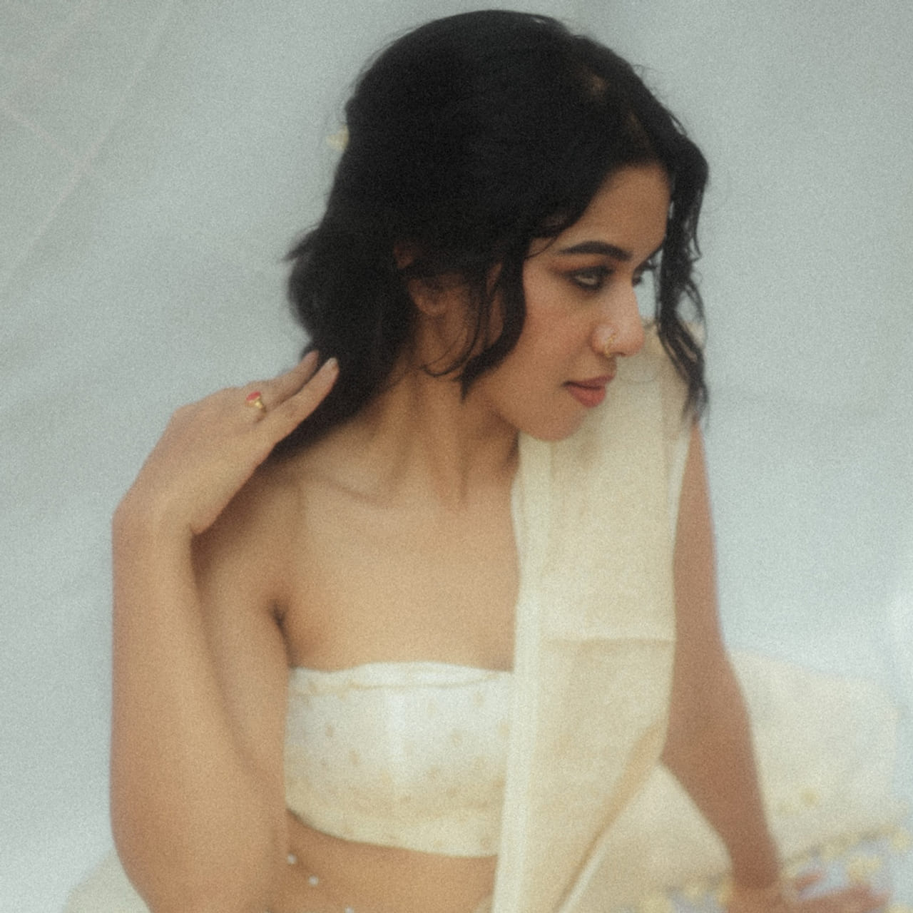 తెలుగులో ఒకే ఒక్క సినిమాతో పాపులర్ అయ్యింది మృణాళిని రవి. వరుణ్ తేజ్ నటించిన గద్దల కొండ గణేష్ సినిమాతో పరిచయం అయ్యింది. గద్దల కొండ గణేష్ సినిమాలో బుజ్జమ్మ పాత్రలో తన క్యూట్ పర్ఫామెన్స్ తో కవ్వించింది మృణాళిని రవి.