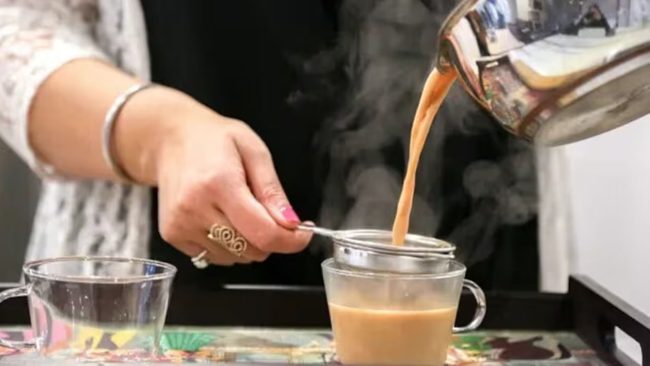 టీలోని టానిన్లు దంతాలను దెబ్బతీస్తాయి. దీనివల్ల అవి పసుపు రంగులోకి మారుతాయి. దంతక్షయానికి దారితీస్తాయి. టీలో ఉండే ఆక్సలేట్ కిడ్నీలో రాళ్లు ఏర్పడే ప్రమాదాన్ని పెంచుతుందని మీకు తెలుసా. ఇది శరీరానికి చాలా హాని కలిగిస్తుంది.