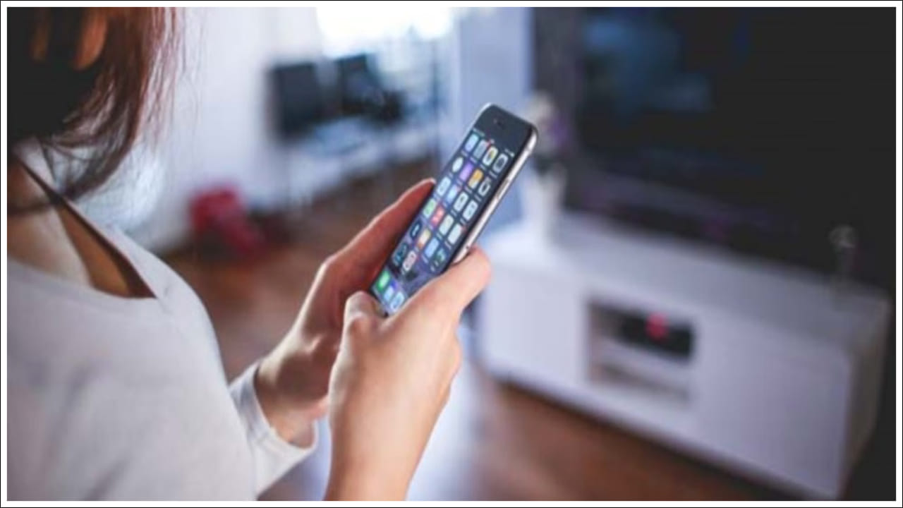 Mobile Number: భారతదేశంలోని అన్ని వ్యక్తిగత ఫోన్ నంబర్లు +9తో ప్రారంభమవుతాయి. చాలామందికి ఈ +91 ఎందుకు అని ఆశ్చర్యం కలగవచ్చు? అయితే దీని వెనుక ఒక పెద్ద కారణం ఉంది. మరి ఇది ఎందుకు ఉంటుందో మీకు తెలుసా..?