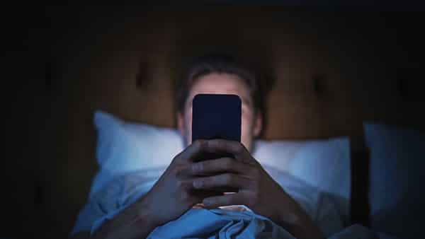 Mobile Tips: పడుకునేముందు ఫోన్ చూస్తున్నారా? డేంజర్లో ఉన్నట్టే!