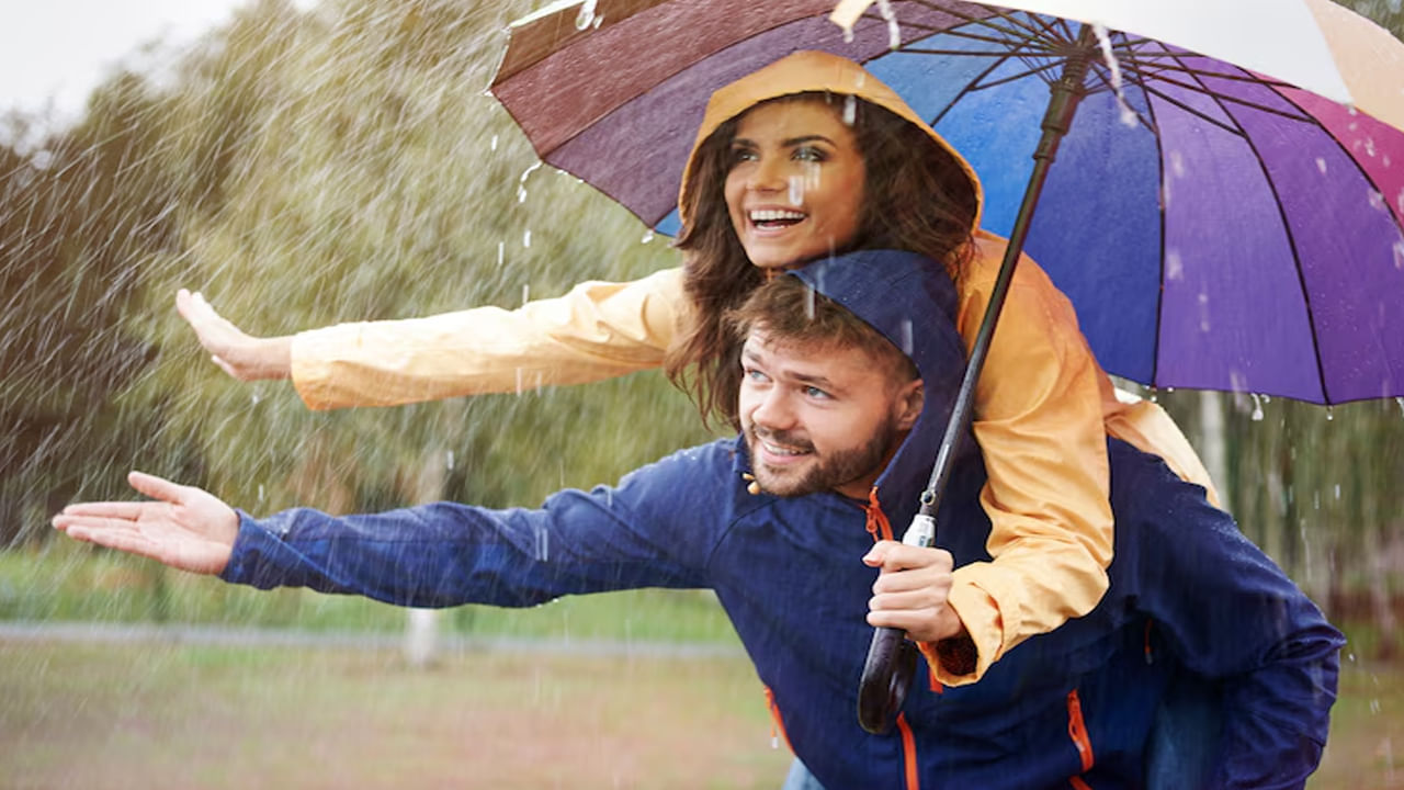 వర్షంలో నడుస్తున్నప్పుడు.. మీ బట్టలపై బురద పడకుండా ఉండాలంటే..ఈ చిట్కాలను అనుసరించండి!