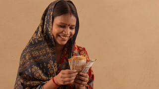 Watch: గుంతలో పడ్డ కారు.. రాజకీయ కుట్ర అంటున్న బాధితురాలు .. వీడియో వైరల్..