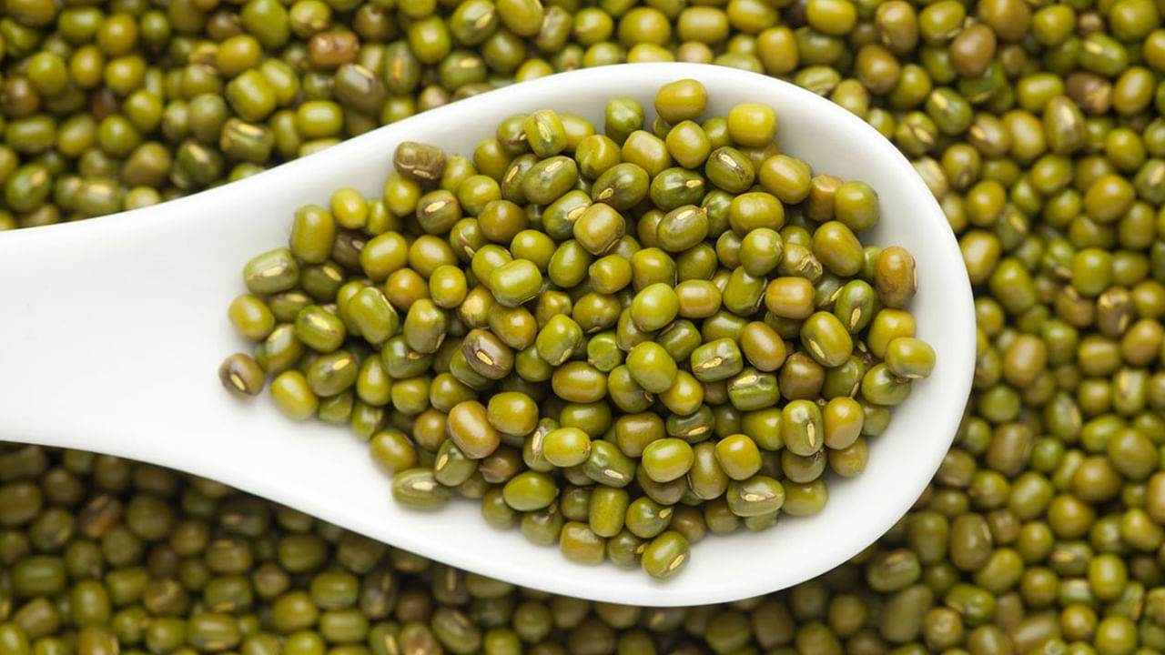 మీ కళ్ళను ఆరోగ్యంగా ఉంచుకోండి: పెసర పప్పులో విటమిన్ సి, విటమిన్ బి5, విటమిన్ బి6 సమృద్ధిగా ఉంటాయి.. ఇది కంటి ఆరోగ్యానికి మంచిది. ఇందులో ఉండే విటమిన్ సి రెటీనాను ఆరోగ్యంగా ఉంచడంలో సహాయపడుతుంది.