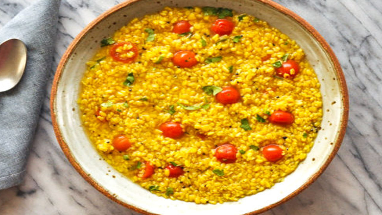 రక్తపోటును నియంత్రించడంలో సహాయపడుతుంది: పెసర పప్పులో మెగ్నీషియం ఉంటుంది. దీని కారణంగా ఇది రక్తపోటును నియంత్రించడంలో సహాయపడుతుంది. మీకు అధిక రక్తపోటు సమస్య ఉంటే, మీరు మీ ఆహారంలో మూంగ్ పప్పును తప్పక తీసుకోవాలని నిపుణులు చెబుతున్నారు.