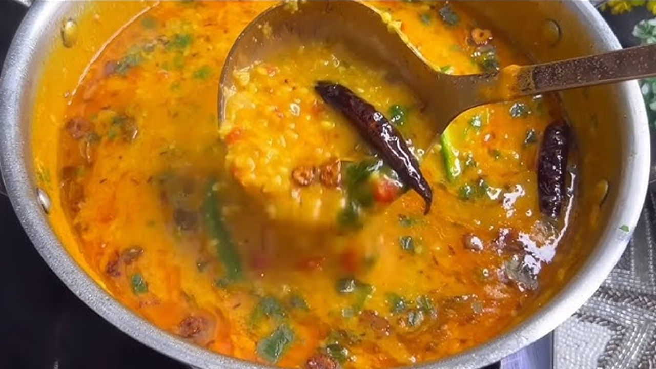 మీ ఎముకలను బలంగా చేసుకోండి: పెసర పప్పులో కాల్షియం పుష్కలంగా ఉంటుంది. దీన్ని క్రమం తప్పకుండా తీసుకోవడం వల్ల ఎముకలు ఆరోగ్యంగా ఉంటాయి. పగుళ్ల సమస్య ఉంటే, ఖచ్చితంగా మూంగ్ పప్పును ఆహారంలో చేర్చుకోవాలని చెబుతున్నారు.