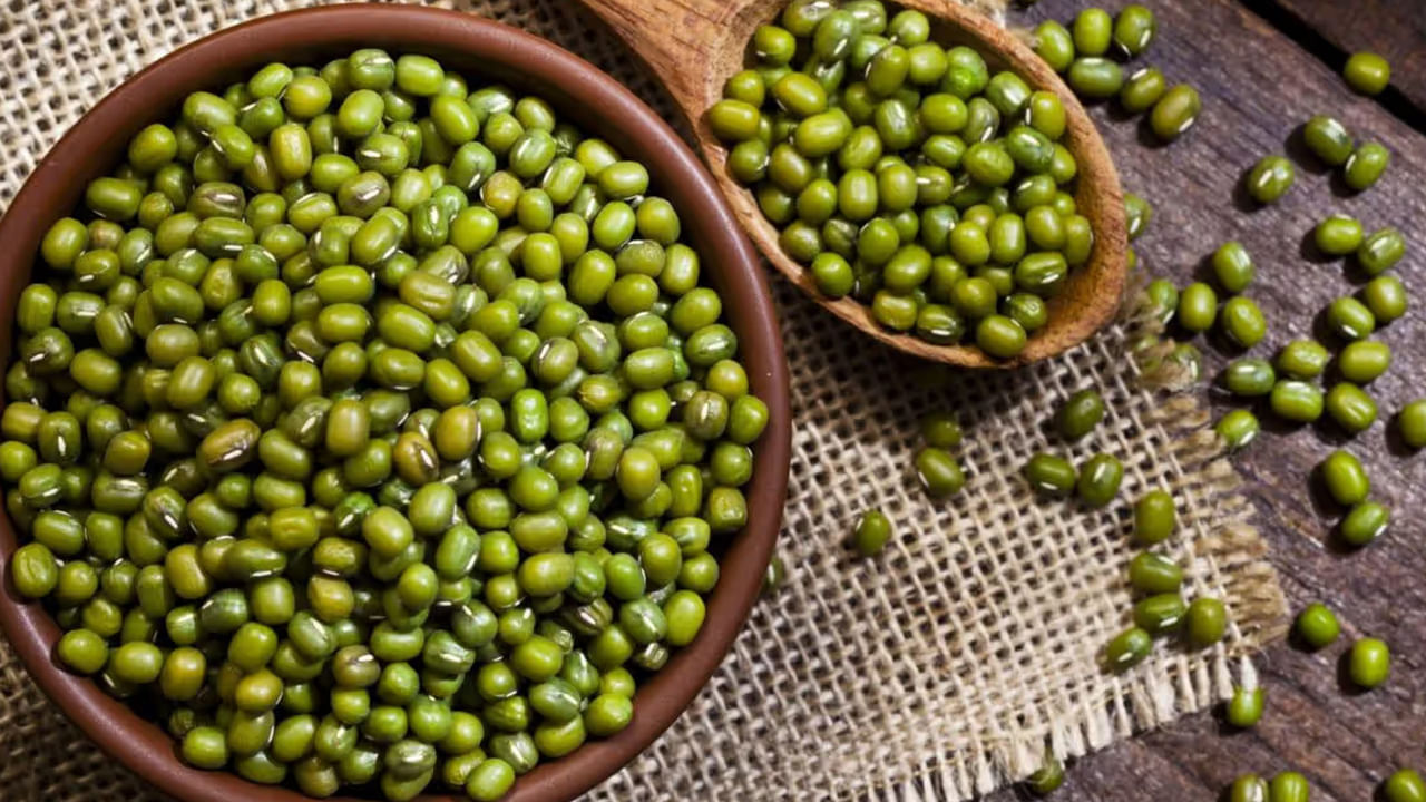 లో షుగర్ బాధితులు: కొంత మంది తరచుగా షుగర్ డౌన్ అయ్యే సమస్యతో ఇబ్బంది పడుతూ ఉంటారు. అటువంటి వ్యక్తులు పెసలను తినకుండా ఉండాలి. ఈ పెసర పప్పులో  రక్తంలో చక్కెరను తగ్గించే కొన్ని సమ్మేళనాలు ఉంటాయి. తక్కువ రక్త చక్కెర స్థాయిలు అనేక తీవ్రమైన ఆరోగ్య సమస్యలకు దారితీస్తాయి.