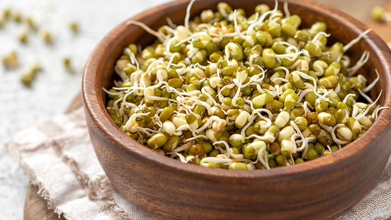 
కిడ్నీలో రాళ్ళు: మూత్రపిండాల్లో రాళ్లు ఉంటే పెసలు, పెసర పప్పుని తినవద్దు. పెసల్లో ఆక్సలేట్‌లు ఉంటాయి. ఇవి మూత్రపిండాల్లో రాళ్ల సమస్యలను మరింత తీవ్రతరం చేస్తాయి. కనుక మూత్రపిండాల్లో రాళ్ల సమస్యలు ఉంటే పెసలు తినొద్దు. 
