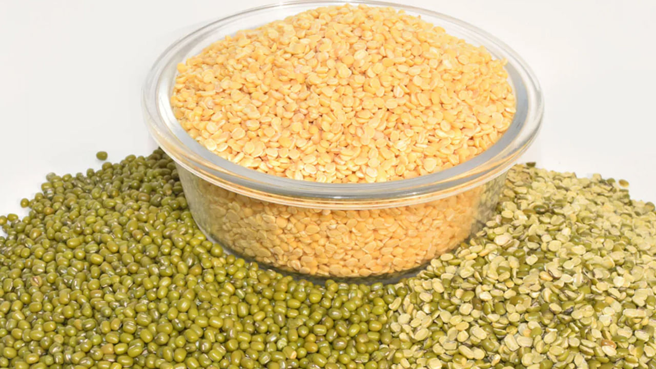 ఎవరు పెసర మొలకలు తినకూడదంటే: పైన పేర్కొన్న సమస్యలతో పాటు మరికొందరు కూడా పెసలను  ముఖ్యంగా పెసర మొలకలను తినొద్దు. ఆర్థరైటిస్, ఆస్తమా, బ్రోన్కైటిస్, సైనసిటిస్ లేదా స్పాండిలైటిస్‌తో బాధపడేవారు పచ్చి పెసలకు దూరంగా ఉండాలి. ఎందుకంటే ఇలా పచ్చి పెసలు లేదా పెసర మొలకలు తినడం వలన శరీరంలో కఫం పెరుగుతుంది. ఇది ఆరోగ్య పరిస్థితులను మరింత దిగజార్చుతుంది