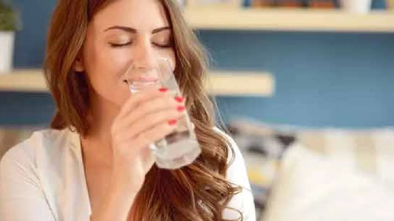 సాధారణంగా ఉదయం లేవగానే పళ్ళు తోముకోకుండా నీళ్లు తాగితే లాలాజలంలోని ఎంజైమ్స్ శరీరానికి మంచివని చెబుతారు. కానీ ఒకవేళ మీకు నోరు లేదా దంతాలకు సంబంధించిన వ్యాధులు ఉంటే ఖాళీ కడుపుతో నీళ్లు తాగడం మానుకోవాలని నిపుణులు సూచిస్తున్నారు.