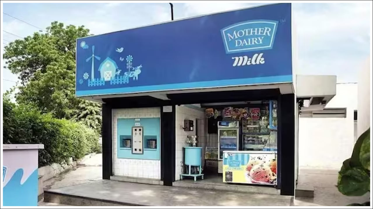 Milk Price: కేంద్ర ప్రభుత్వం జీఎస్టీ తగ్గింపు తర్వాత చాలా వస్తువులు చౌకగా మారనున్నాయి. నిత్యావసర సరుకుల నుంచి పాల వరకు అన్నింటి ధరలు భారీగా తగ్గనున్నాయి. ఇప్పుడు పాల ధరను కూడా తగ్గిస్తూ నిర్ణయం తీసుకుంది ఓ కంపెనీ. సెప్టెంబర్‌ 22వ తేదీ నుంచి తమ పాల ఉత్పత్తుల ధరలను తగ్గిస్తున్నట్లు ప్రకటన చేసింది.