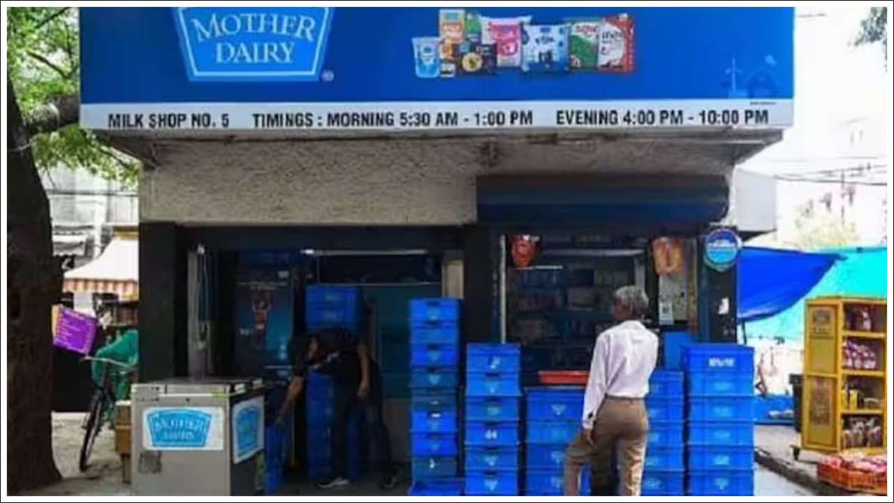 మదర్ డైరీ ఫ్రాంచైజీని ప్రారంభించడానికి మీ ప్రాంతం, స్టోర్ పరిమాణాన్ని బట్టి రూ. 5-10 లక్షల పెట్టుబడి అవసరం. ఇందులో రూ.50,000 బ్రాండ్ ఫీజు ఉంటుంది. ఇది ఒకేసారి చెల్లించాలి. శుభవార్త ఏమిటంటే ఎటువంటి రాయల్టీ ఛార్జీలు వర్తించవు. ఇది ఫ్రాంచైజీలకు మోడల్‌ను మరింత లాభదాయకంగా చేస్తుంది. పెట్టుబడి స్టోర్ సెటప్, ఇంటీరియర్స్, పరికరాలను కవర్ చేస్తుంది. ప్రాంతం, స్థానిక మార్కెట్ పరిస్థితుల ఆధారంగా ఖచ్చితమైన ధర మారవచ్చు.