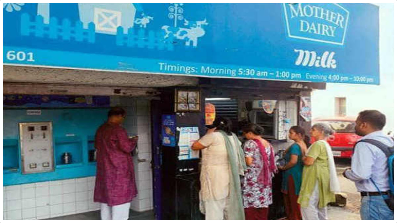 ఆసక్తిగల వ్యక్తులు మదర్ డైరీ అధికారిక వెబ్‌సైట్ ద్వారా లేదా ఫ్రాంచైజ్ ఇండియా ద్వారా నేరుగా ఫ్రాంచైజీ కోసం దరఖాస్తు చేసుకోవచ్చు. ఈ ప్లాట్‌ఫారమ్‌లు స్థల అవసరాలు, పెట్టుబడి విభజన, దరఖాస్తు విధానాలపై వివరణాత్మక సమాచారాన్ని అందిస్తాయి. ఫ్రాంచైజ్ రుసుము సాధారణంగా రూ.50,000 నుండి ప్రారంభమవుతుంది. ఫార్మాట్, ఏరియాను బట్టి మారుతుంది.