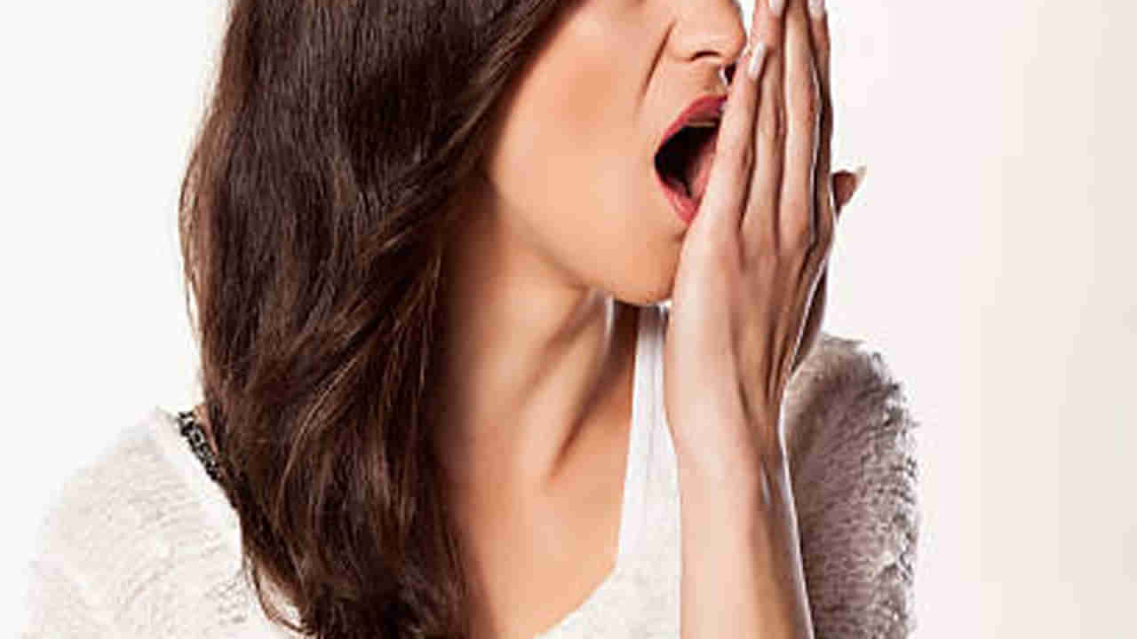 Mouth Odor: నోటి దుర్వాసనతో ఇబ్బంది పడుతున్నారా.. ఈ ఒక్క ఆయుర్వేద చిట్కాతో చెక్ పెట్టండి..