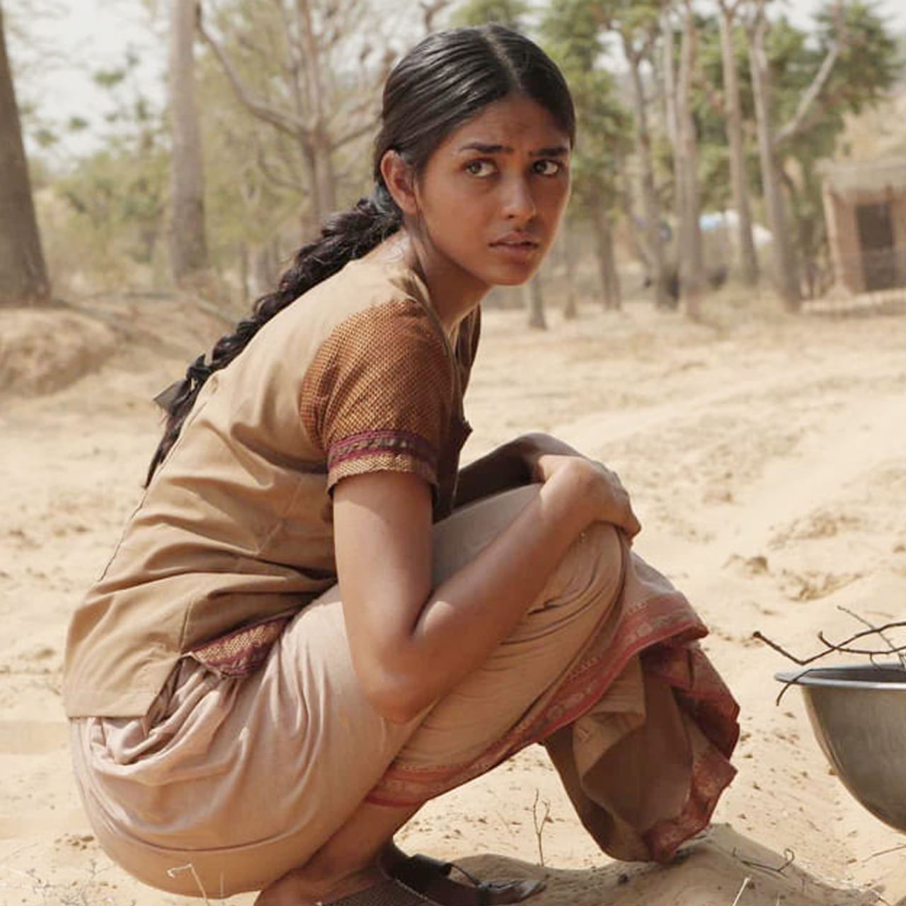  పైన ఫోటోలో డీగ్లామర్ లుక్ లో.. అమాయకంగా చూస్తున్న ఈ అమ్మాయి ఎవరో తెలుసా..? ఆమె తెలుగులో క్రేజీ హీరోయిన్. నార్త్ టూ సౌత్ అత్యధిక ఫాలోయింగ్ సంపాదించుకున్న హీరోయిన్. ఈమధ్యకాలంలో ఎక్కువగా వివాదాలతోనే ఫేమస్ అవుతుంది. ఇంతకీ ఆమె ఎవరంటే.. 