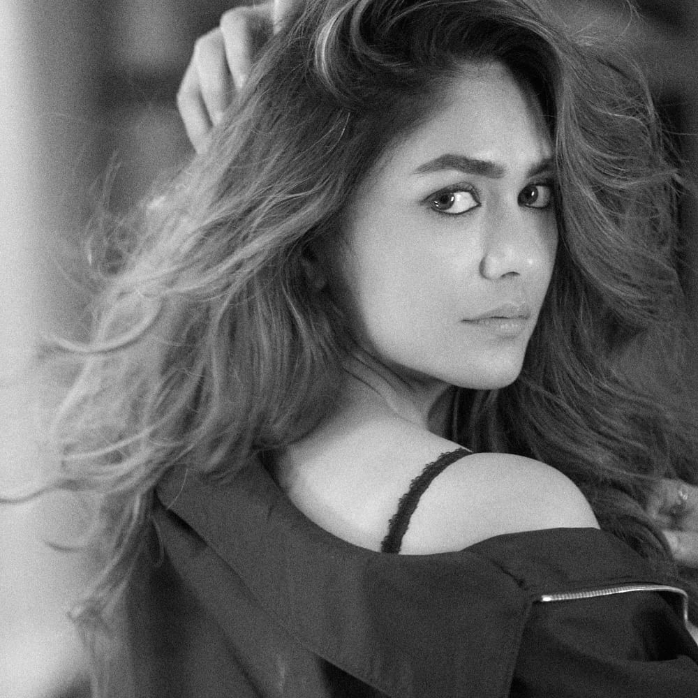  ఆ బ్యూటీ మృణాల్ ఠాకూర్. సీతారామం సినిమాతో తెలుగు తెరకు కథానాయికగా పరిచయమైంది. మొదటి సినిమాతోనే ఊహించని మంచి క్రేజ్ సొంతం చేసుకుంది. ఇందులో సీతామహలక్ష్మి పాత్రలో అద్భుతమైన నటనతో జనాలను కట్టిపడేసింది. 