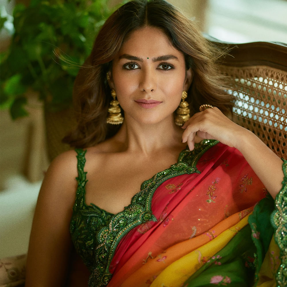 సోషల్ మీడియాలో ఈ బ్యూటీకి విపరీతమైన క్రేజ్ ఉంది. అటు చీరకట్టులో.. ఇటు గ్లామర్ లుక్కులో మెస్మరైజ్ చేస్తుంది మృణాల్. ఇటీవల ఆమెకు సంబంధించిన ఓ త్రోబ్యాక్ వీడియో నెట్టింట వైరలవడంతో  మృణాల్ తీరుపై నెటిజన్స్ మండిపడ్డారు. 