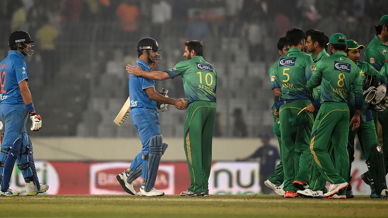 ధోనీని కెలికాడు.. కట్చేస్తే.. దూల తీర్చి దంచేసిన మిస్టర్ కూల్.. భారత్, పాక్ హిస్టరీలో అతిపెద్ద వివాదం ఇదే