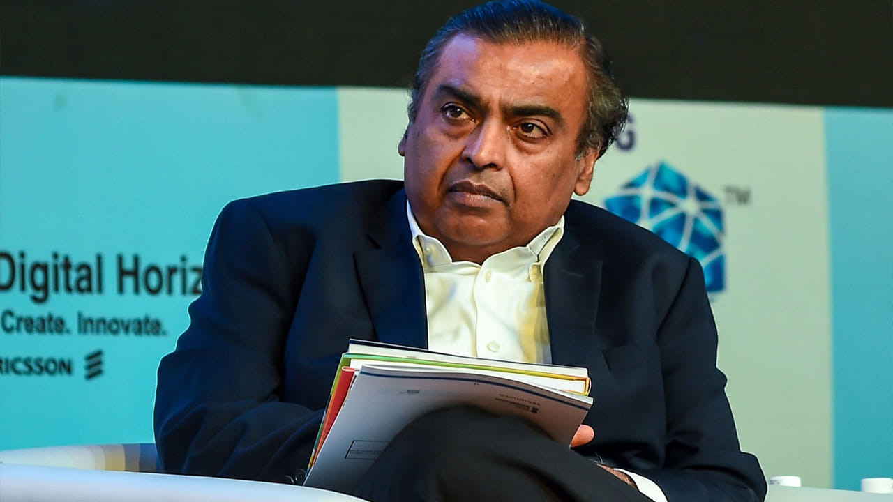 Mukesh Ambani Lifestyle: ఆసియాలో అత్యంత ధనవంతుడైన ముఖేష్ అంబానీ లైఫ్‌ స్టైల్‌ గురించి తెలుసుకోవాలని చాలా మందికి ఆసక్తి ఉంటుంది. ఆయన దిచ చర్య ఏమిటి? ఎలాంటి ఆహారం తీసుకుంటారో తెలుసుకోవాలనే ఆసక్తి ఉంటుంది. అయితే రిలయన్స్ గ్రూప్ ఛైర్మన్‌ను ఆయన విజయ రహస్యం ఏమిటని అడిగినప్పుడల్లా ఆయన తన లక్ష్యానికి కట్టుబడి ఉండటం గురించి మాట్లాడుతారు. జరగని విషయాల గురించి ఆలోచించే బదులు భవిష్యత్తు గురించి ఆలోచించాలని ఆయన నమ్ముతారు. అందుకే 68 సంవత్సరాల వయస్సులో ఆయన కోట్లాది మంది యువతకు ఒక ఆదర్శం.