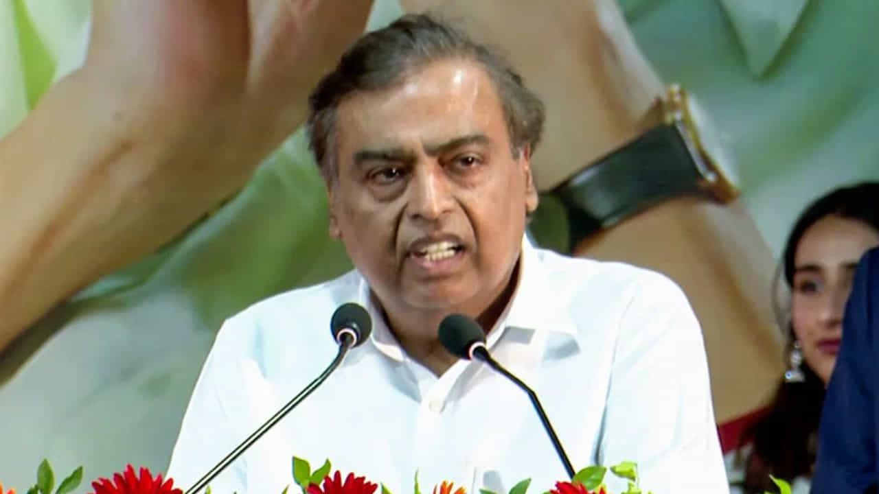 ముఖేష్ అంబానీ పడుకునే ముందు చేసే పని ఇదే..: ముఖేష్ అంబానీ రాత్రి 2 గంటల వరకు నిద్రపోరని ఆకాష్ అంబానీ ఒక ఇంటర్వ్యూలో తెలిపారు. గత 40 సంవత్సరాలుగా ప్రతి మెయిల్ను స్వయంగా చదివి స్వయంగా సమాధానం ఇస్తారని చెప్పారు. ఈ అలవాటు కొన్నిసార్లు అతన్ని ఇబ్బంది పెడుతుంది. ఇంత వయసు వచ్చినప్పటికీ తన జీమెయిల్కు వచ్చిన మెయిల్స్ అన్ని కూడా చదివి రిప్లే ఇస్తారని అన్నారు. అతని షెడ్యూల్ ఎంత బిజీగా ఉన్నా, ఎంత అలసిపోయినా తన పని పూర్తి చేసే వరకు నిద్రపోరని అన్నారు.