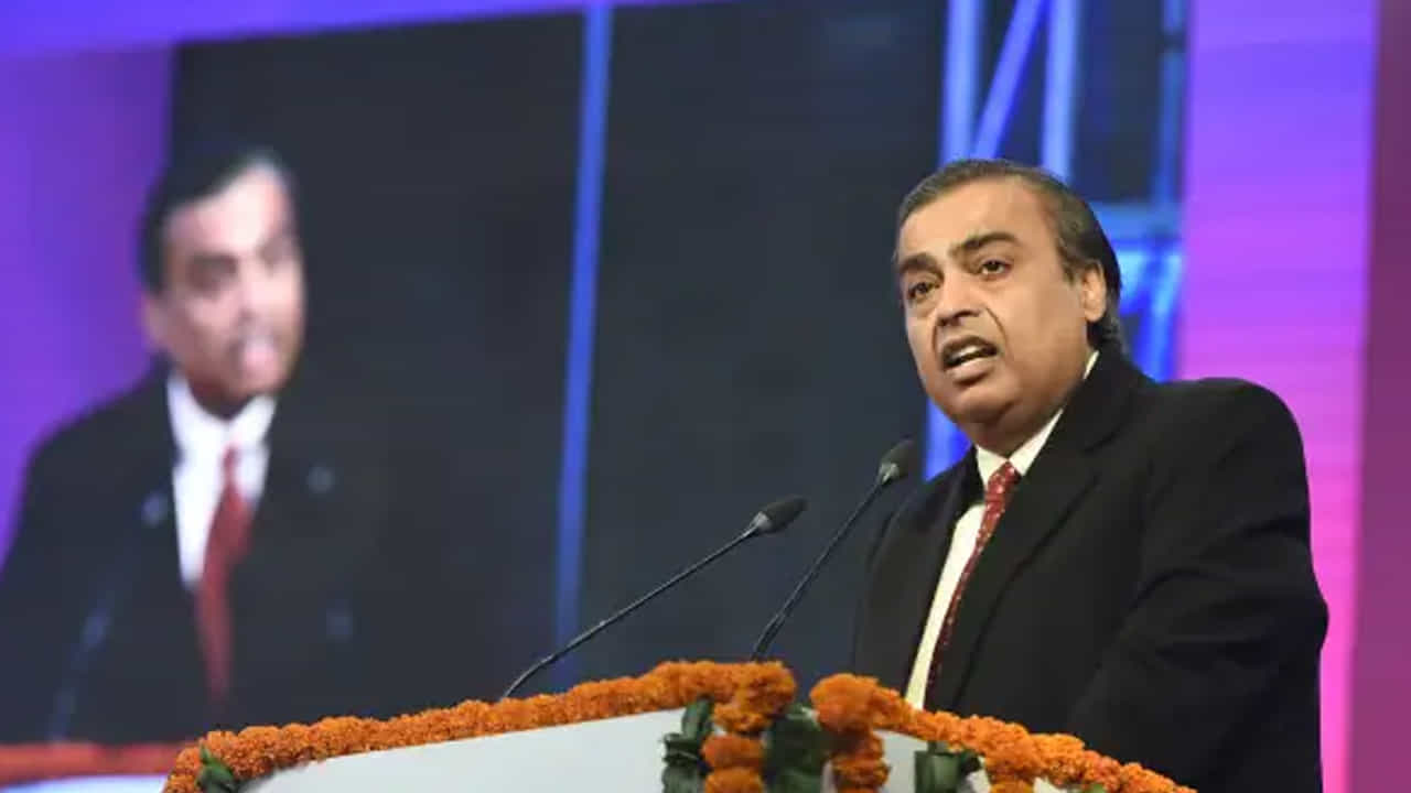 ముఖేష్ అంబానీ నికర విలువ: ఫోర్బ్స్ రియల్ టైమ్ బిలియనీర్ జాబితా ప్రకారం.. ముఖేష్ అంబానీ ప్రపంచంలోని 16వ ధనవంతుడు. అతని మొత్తం నికర విలువ $107.3 బిలియన్లు.