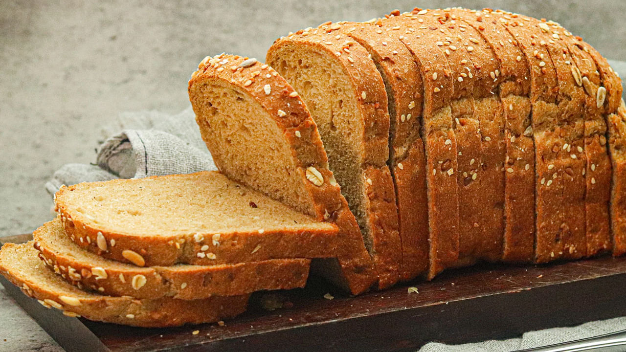 అధిక గ్లైసెమిక్ సూచిక త్వరగా ఆకలి వేసేలా చేస్తుంది. ఇది మరింత తినాలనే కోరికను కలిగిస్తుంది. ఇది మీ బరువును ప్రభావితం చేస్తుంది. తెల్ల బ్రెడ్‌లో సోడియం ఎక్కువగా ఉంటుంది. ఉదయం ఖాళీ కడుపుతో సోడియం అధికంగా ఉన్న ఆహారాన్ని తినడం వల్ల ఉబ్బరం, ఇతర జీర్ణ సమస్యలు కూడా వస్తాయి.