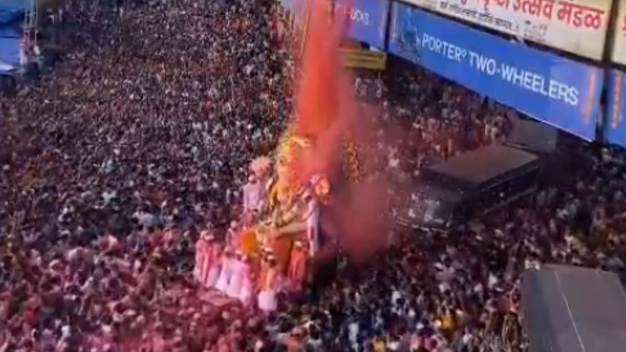 Ganpati Visarjan 2025: గణనాథులపై విమానంతో పూలవర్షం.. కిక్కిరిసిపోయిన భక్తజనం.. ఆ సీన్ చూడాల్సిందే..!