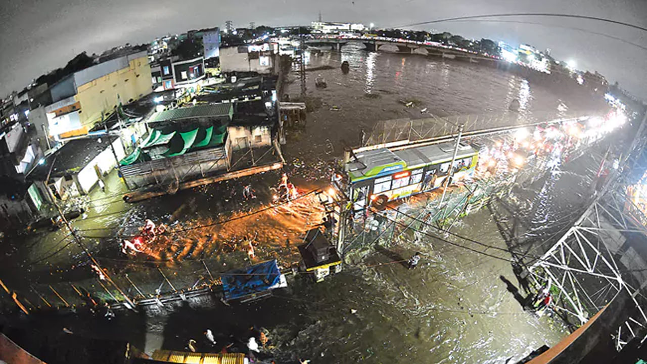 Musi Floods: జలదిగ్బంధంలో MGBS బస్టాండ్.. బస్సుల రాకపోకలు నిలిపివేత